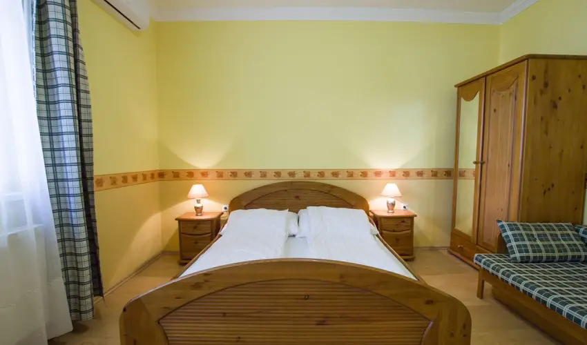 Anna Vendghz Hajdszoboszl - Oktber 23. (min. 2 j)