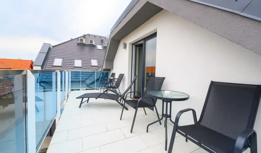 Berill Suites Srvr - Oktber 23. (min. 2 j)