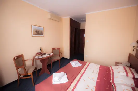 Bogl�rka Panzi�-�tterem - Okt�ber 23. (min. 2 �j)