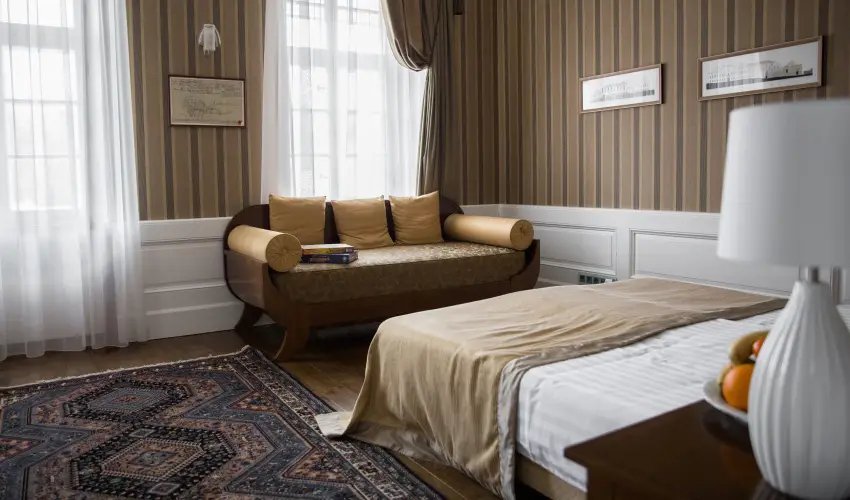 Erzsbet Nagy Szlloda Paks - Oktber 23.