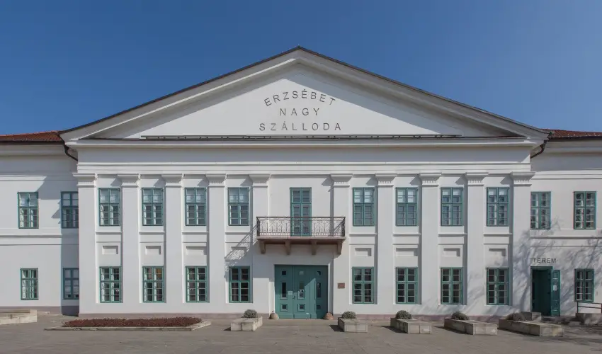 Erzsbet Nagy Szlloda Paks - Oktber 23.