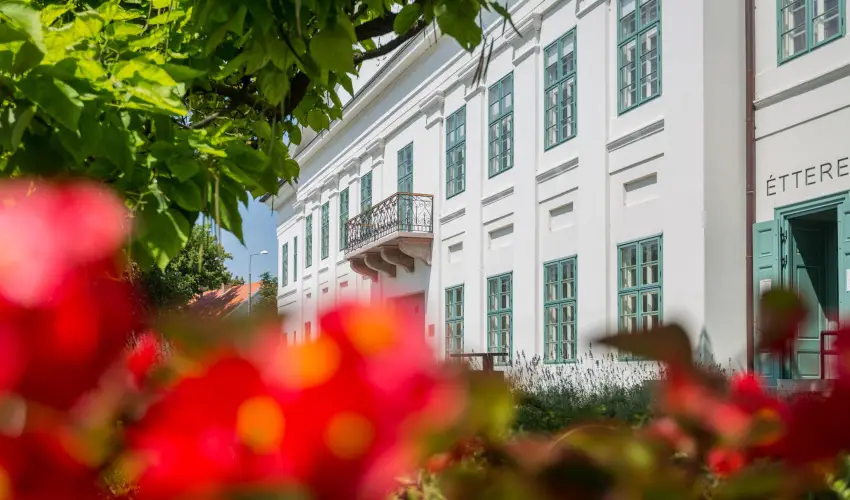 Erzsbet Nagy Szlloda Paks - Oktber 23.