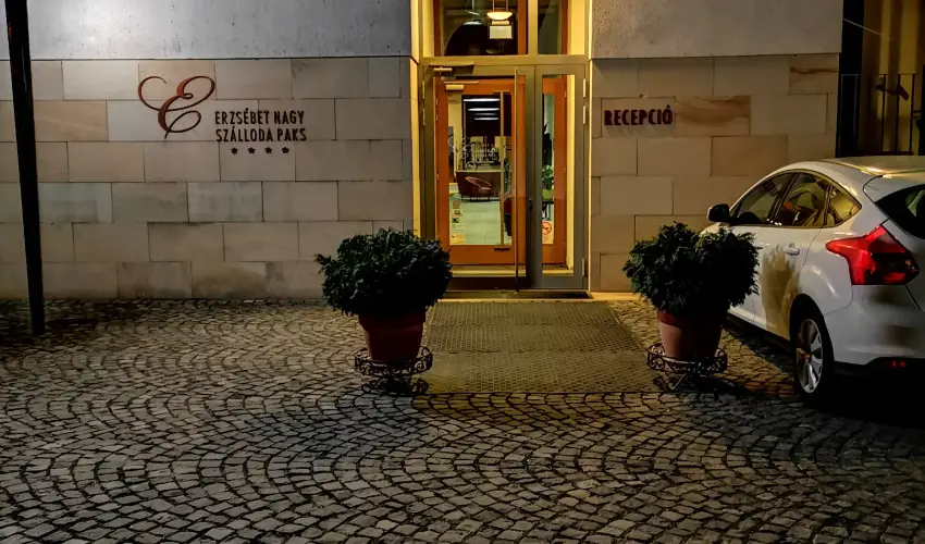 Erzsbet Nagy Szlloda Paks - Oktber 23.