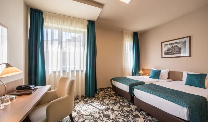 Erzsbet Kirlyn Szlloda Gdll - Oktber 23. - specilis elrefizetssel