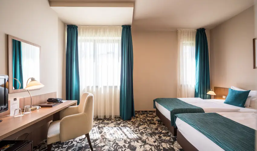 Erzsbet Kirlyn Szlloda Gdll - Oktber 23. - specilis elrefizetssel