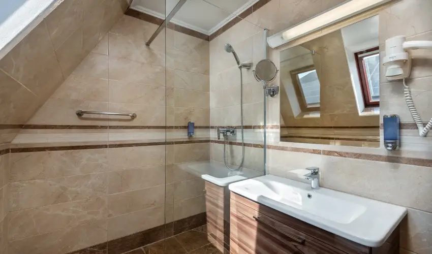 Gosztola Gyngye-az erd szllodja Gosztola - Oktber 23. (min. 3 j)