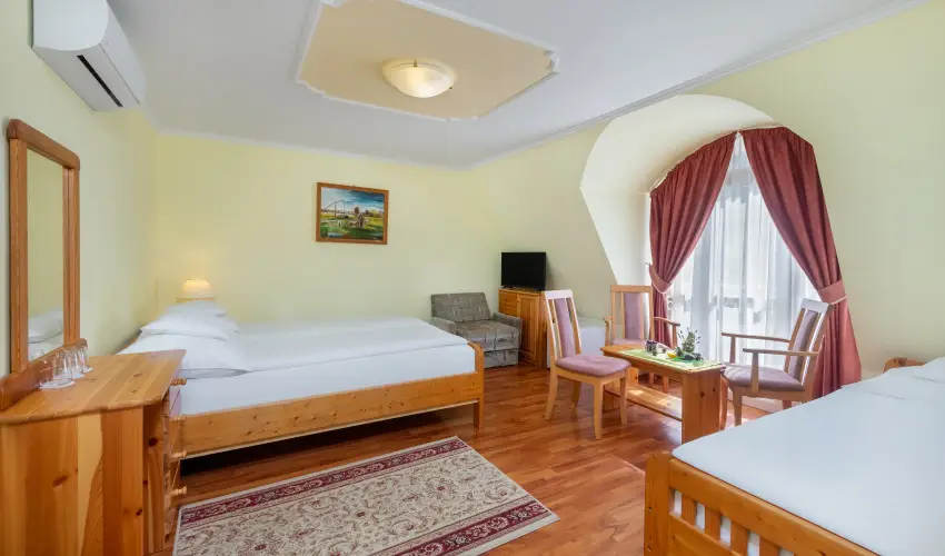 Gosztola Gyngye-az erd szllodja Gosztola - Oktber 23. (min. 3 j)