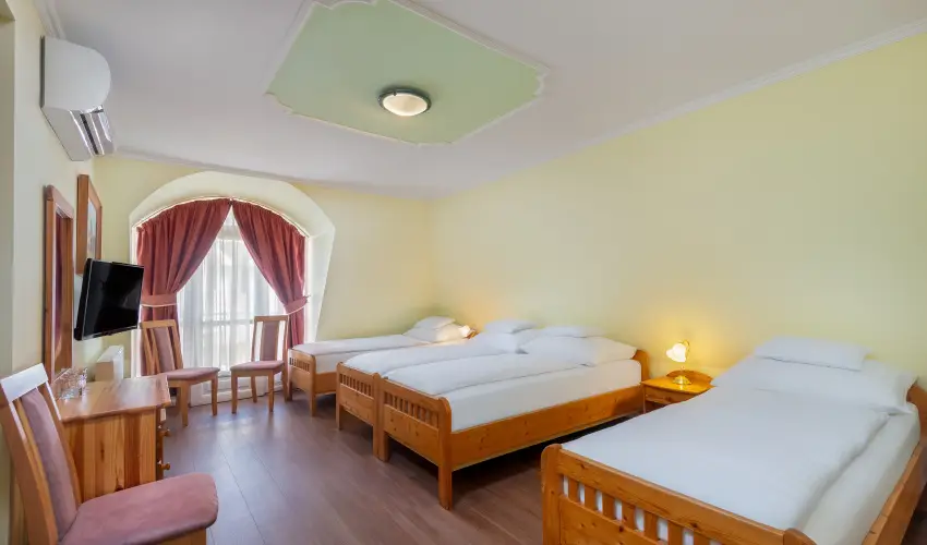 Gosztola Gyngye-az erd szllodja Gosztola - Oktber 23. (min. 3 j)