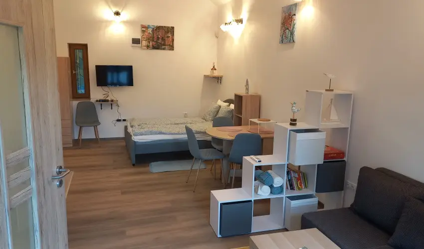 Hanga-lak Velence - Oktber 23. (min. 2 j)