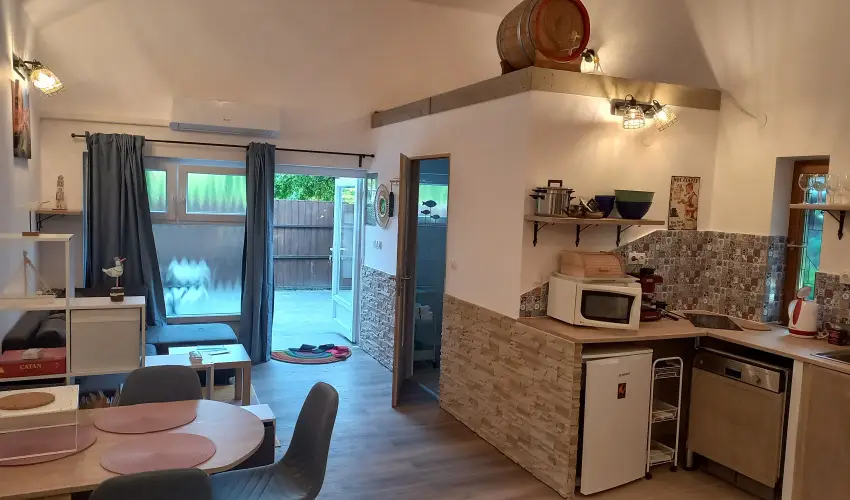 Hanga-lak Velence - Oktber 23. (min. 2 j)