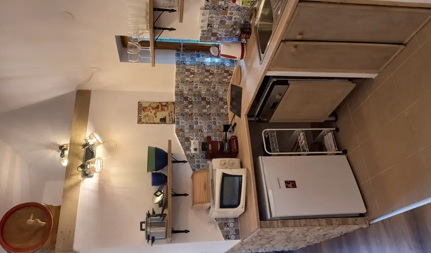 Hanga-lak Velence - Oktber 23. (min. 2 j)