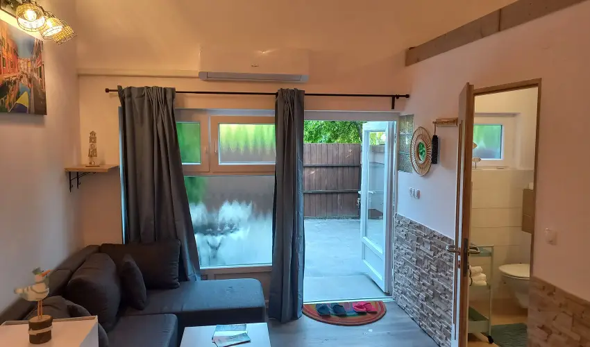 Hanga-lak Velence - Oktber 23. (min. 2 j)