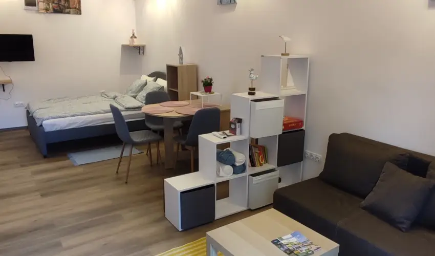 Hanga-lak Velence - Oktber 23. (min. 2 j)