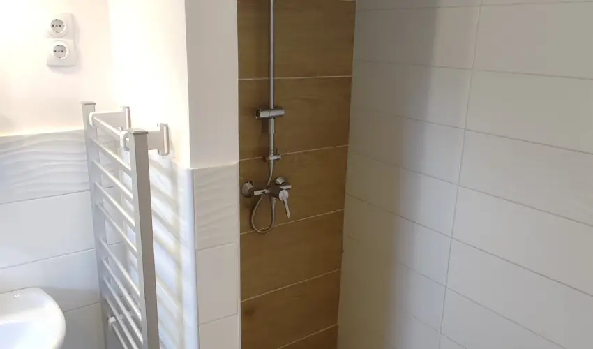 Hanga-lak Velence - Oktber 23. (min. 2 j)