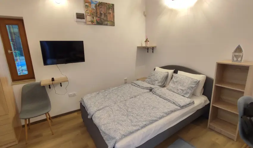 Hanga-lak Velence - Oktber 23. (min. 2 j)