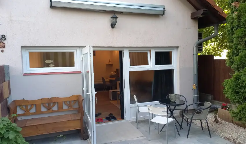 Hanga-lak Velence - Oktber 23. (min. 2 j)