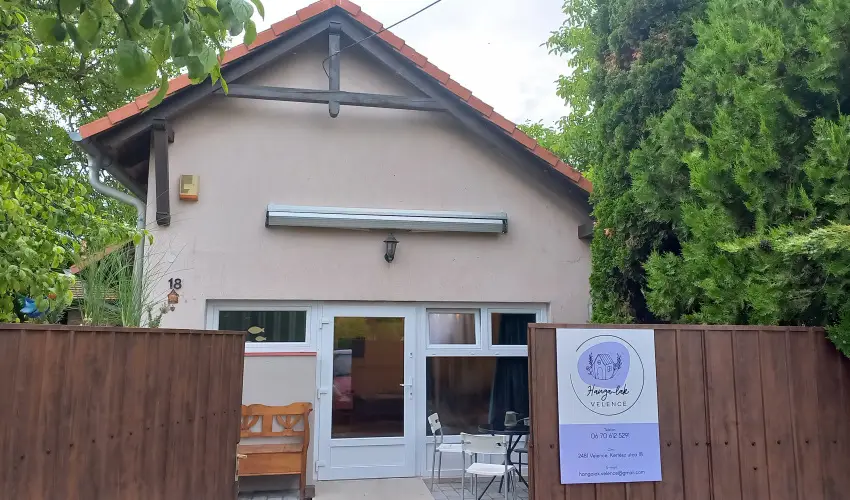 Hanga-lak Velence - Oktber 23. (min. 2 j)