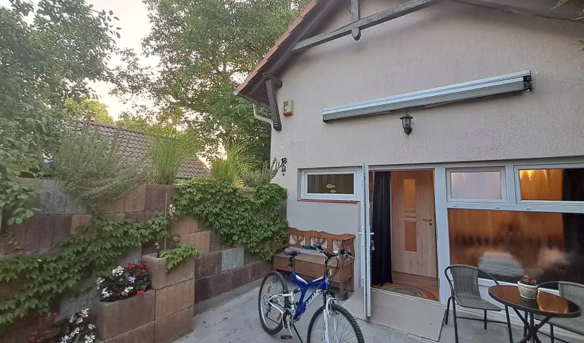 Hanga-lak Velence - Oktber 23. (min. 2 j)