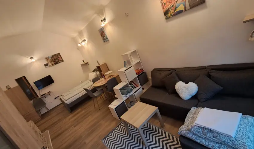 Hanga-lak Velence - Oktber 23. (min. 2 j)