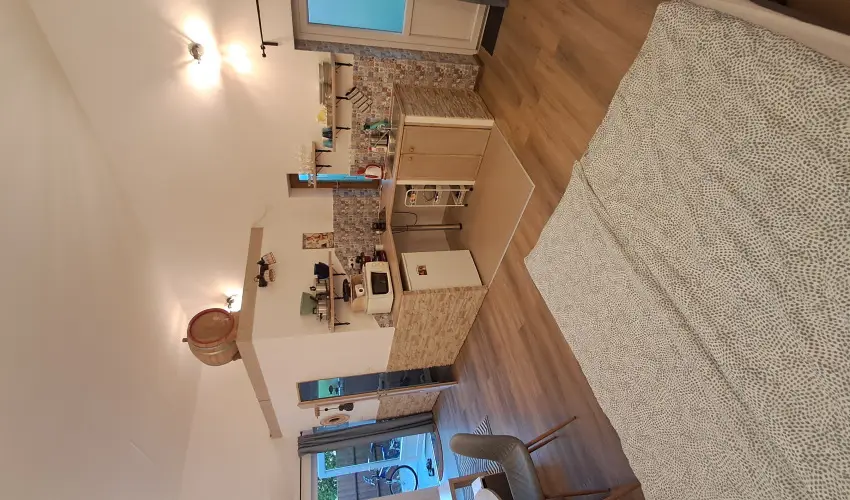 Hanga-lak Velence - Oktber 23. (min. 2 j)