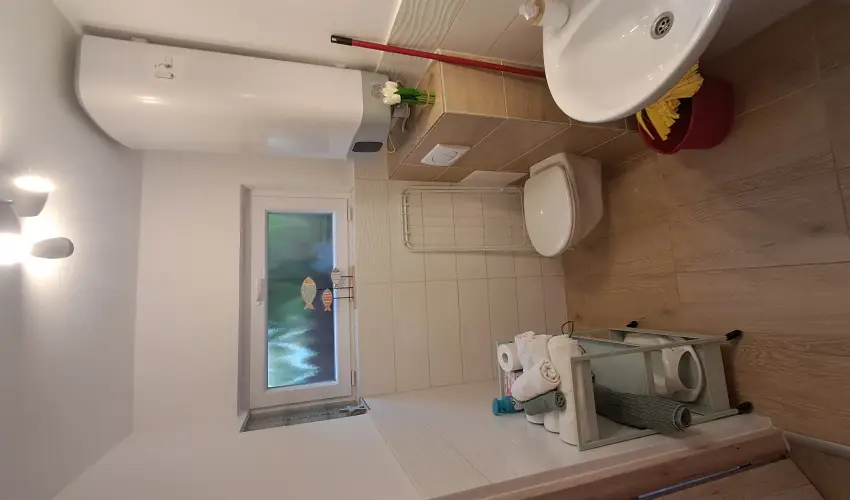 Hanga-lak Velence - Oktber 23. (min. 2 j)