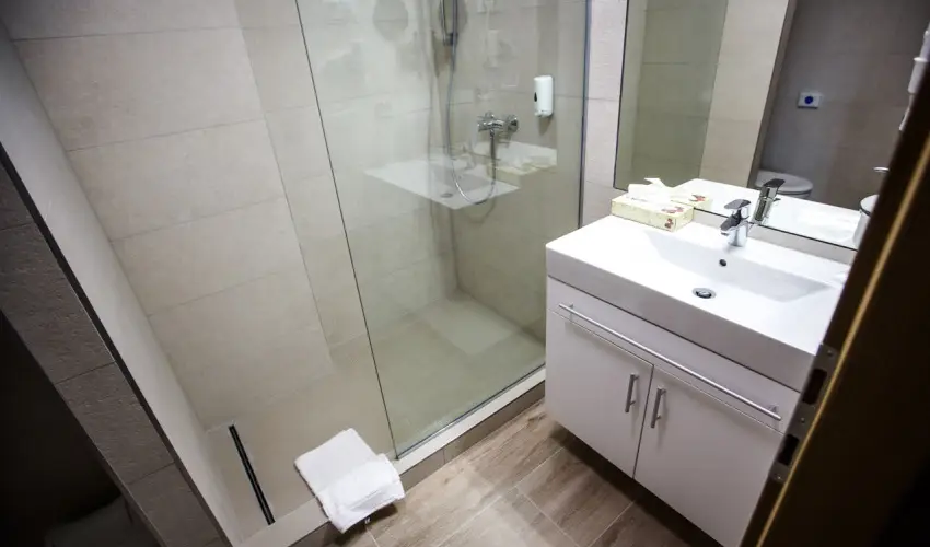 Hotel Bassiana Srvr - Oktber 23. (min. 3 j)