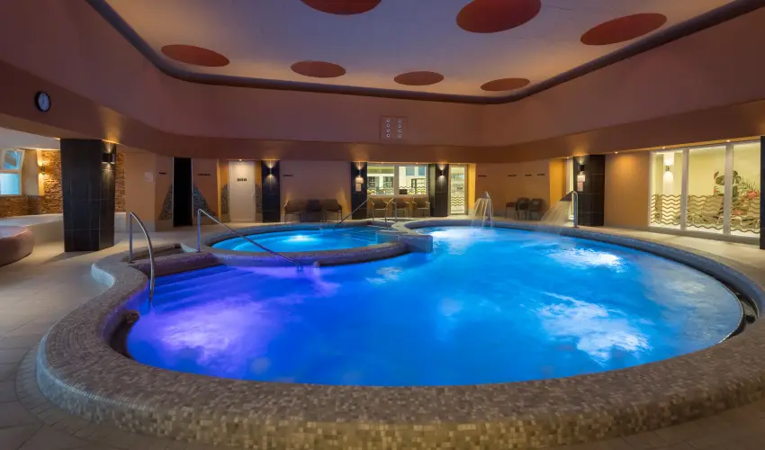 Hunguest Hotel Fl�ra Eger - Okt�ber 23. hossz� h�tv�ge (min. 3 �j)