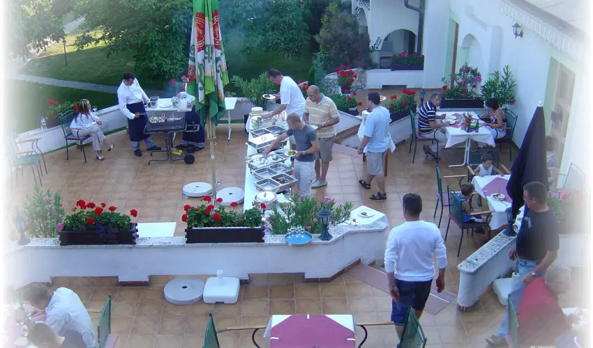 Hasik Hotel D�br�nte - Okt�ber 23. - teljes el�refizet�ssel