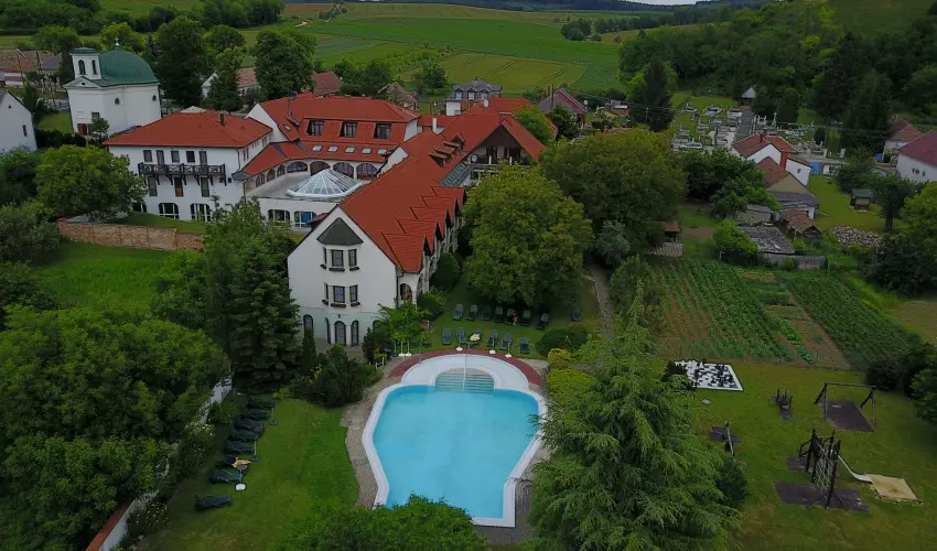 Hasik Hotel D�br�nte - Okt�ber 23. - teljes el�refizet�ssel