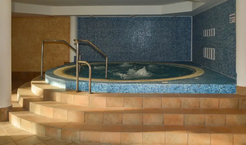 Hasik Hotel D�br�nte - Okt�ber 23. - teljes el�refizet�ssel