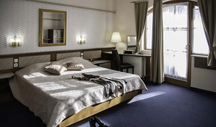 Hasik Hotel D�br�nte - Okt�ber 23. - teljes el�refizet�ssel