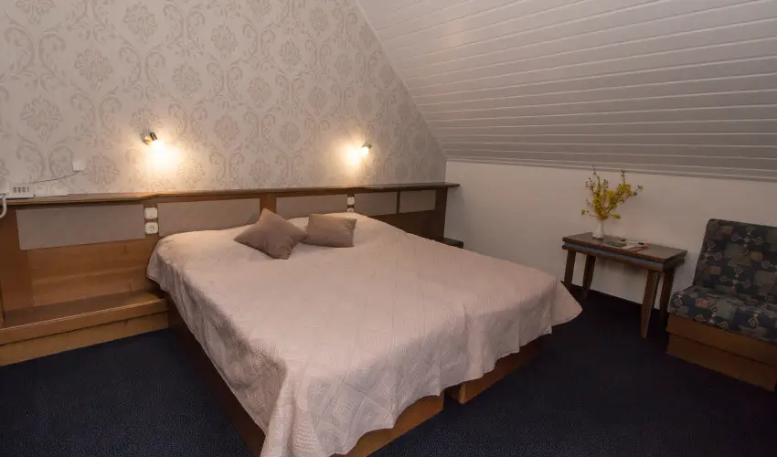 Hasik Hotel D�br�nte - Okt�ber 23. - teljes el�refizet�ssel