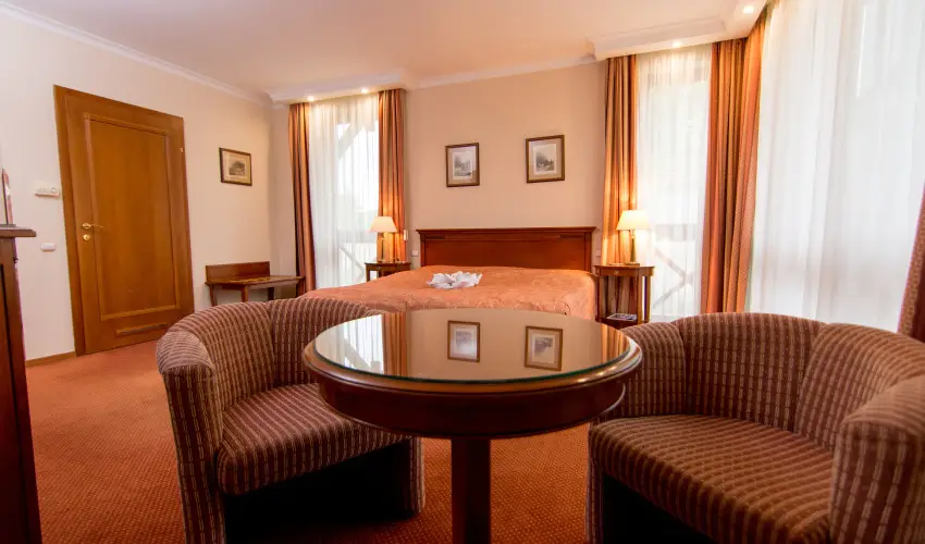 Hasik Hotel D�br�nte - Okt�ber 23. - teljes el�refizet�ssel