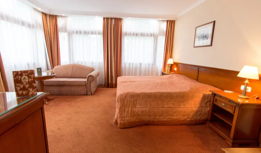 Hasik Hotel D�br�nte - Okt�ber 23. - teljes el�refizet�ssel