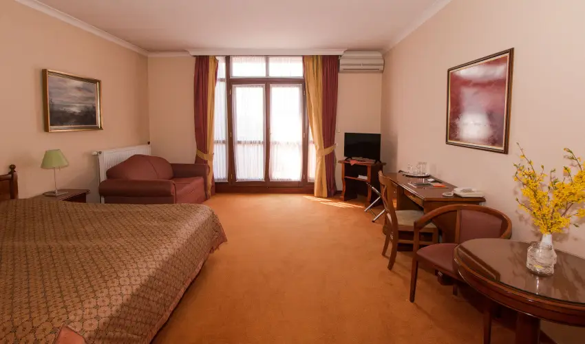 Hasik Hotel D�br�nte - Okt�ber 23. - teljes el�refizet�ssel