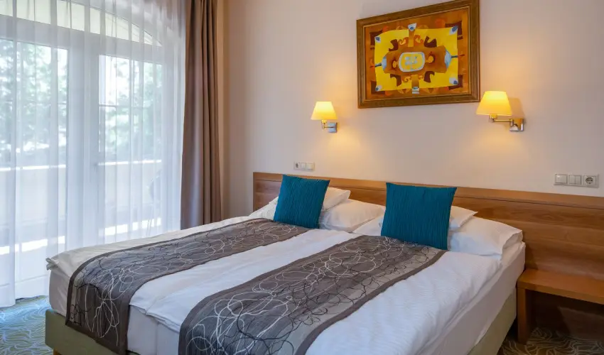 Hotel Kiss Tata - Oktber 23.