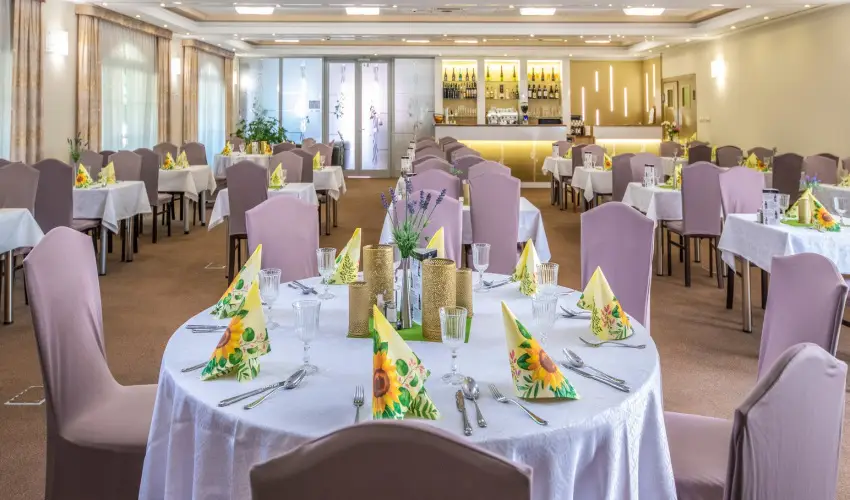 Hotel Kiss Tata - Oktber 23.