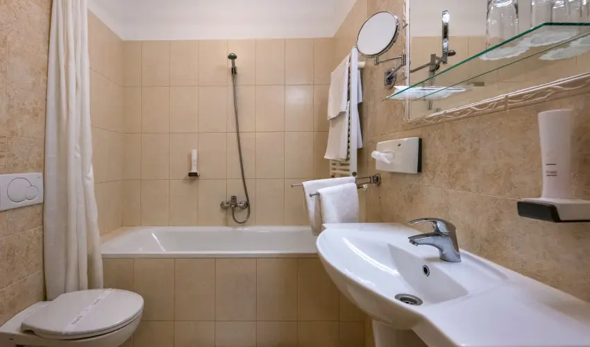 Hotel Kiss Tata - Oktber 23.