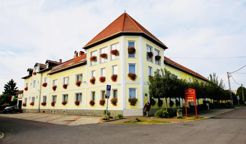 Hotel Korona Wellness, Rendezvny & Borhotel Eger Eger - Oktber 23. (min. 3 j)