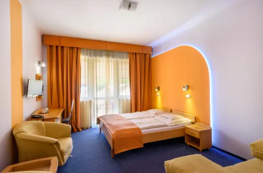 Hotel Ngy vszak - Oktber 23. (min. 2 j)