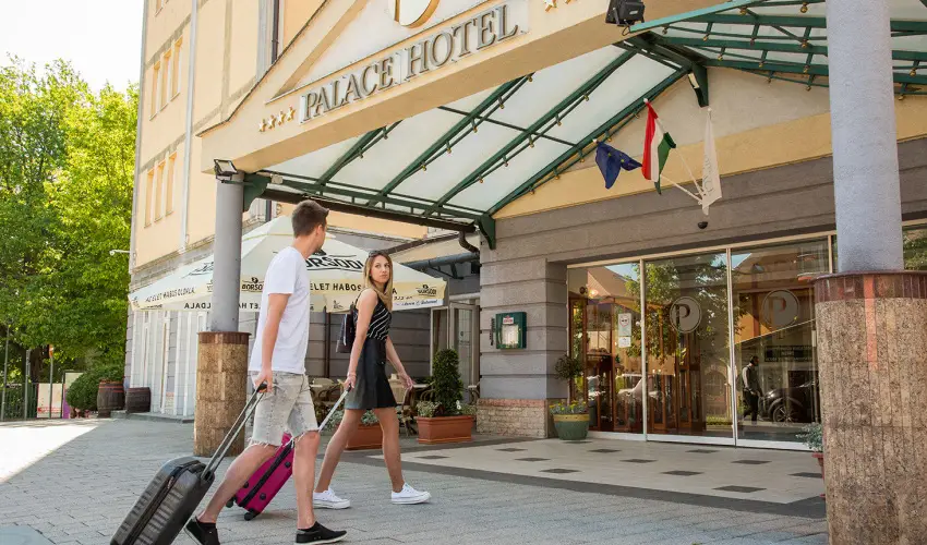 Palace Hotel  Hvz - Oktber 23. - teljes elrefizetssel