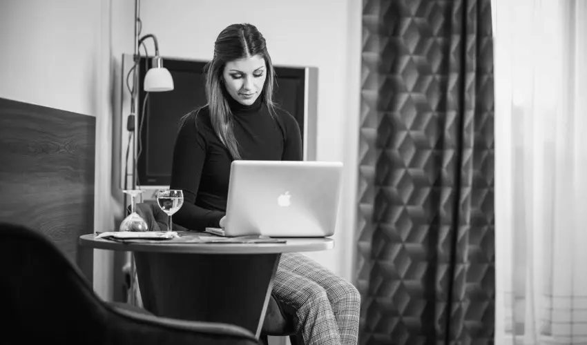 Hotel Vikt�ria S�rv�r - Okt�ber 23. (min. 2 �j)