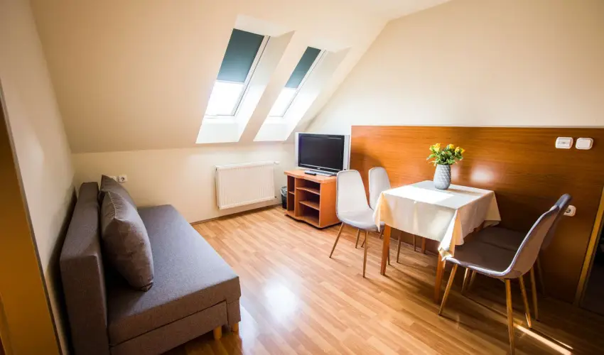 Hotel Vikt�ria S�rv�r - Okt�ber 23. (min. 2 �j)