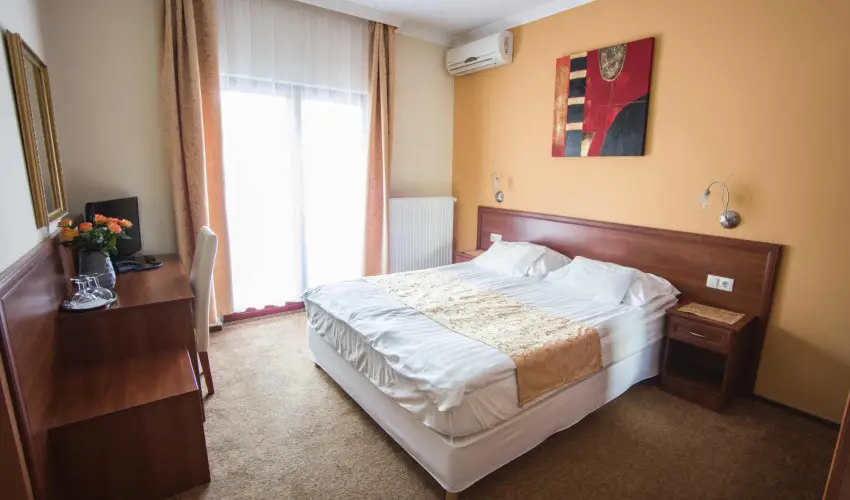 Hotel Vikt�ria S�rv�r - Okt�ber 23. (min. 2 �j)