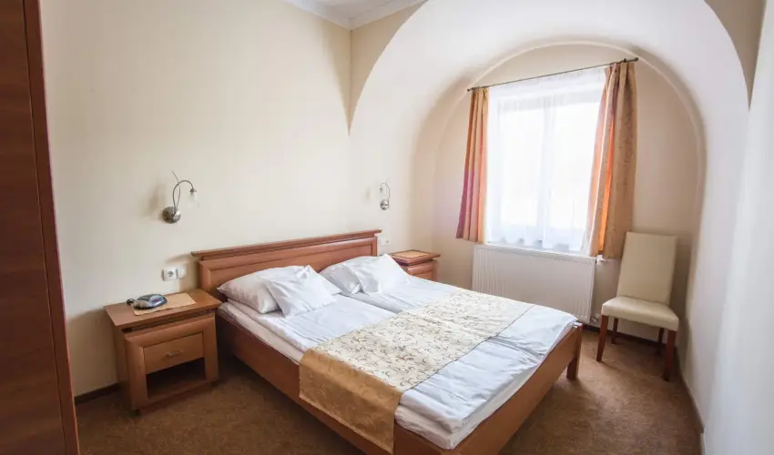Hotel Vikt�ria S�rv�r - Okt�ber 23. (min. 2 �j)