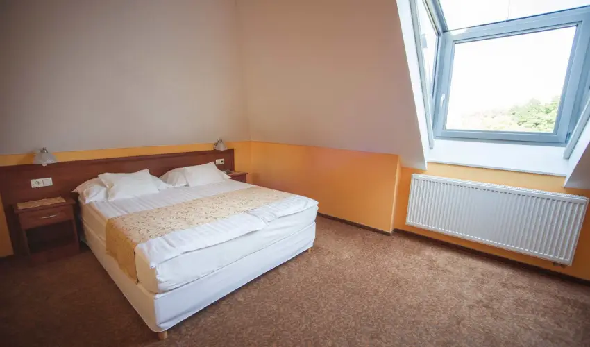 Hotel Vikt�ria S�rv�r - Okt�ber 23. (min. 2 �j)