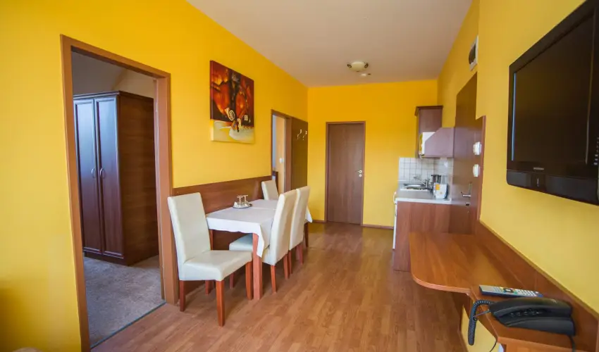 Hotel Vikt�ria S�rv�r - Okt�ber 23. (min. 2 �j)