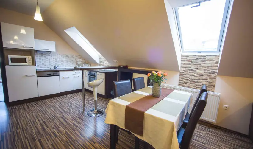 Hotel Vikt�ria S�rv�r - Okt�ber 23. (min. 2 �j)