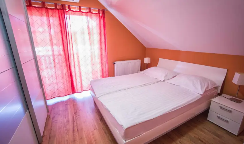 Hotel Vikt�ria S�rv�r - Okt�ber 23. (min. 2 �j)