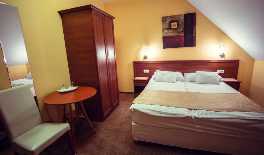 Hotel Vikt�ria S�rv�r - Okt�ber 23. (min. 2 �j)